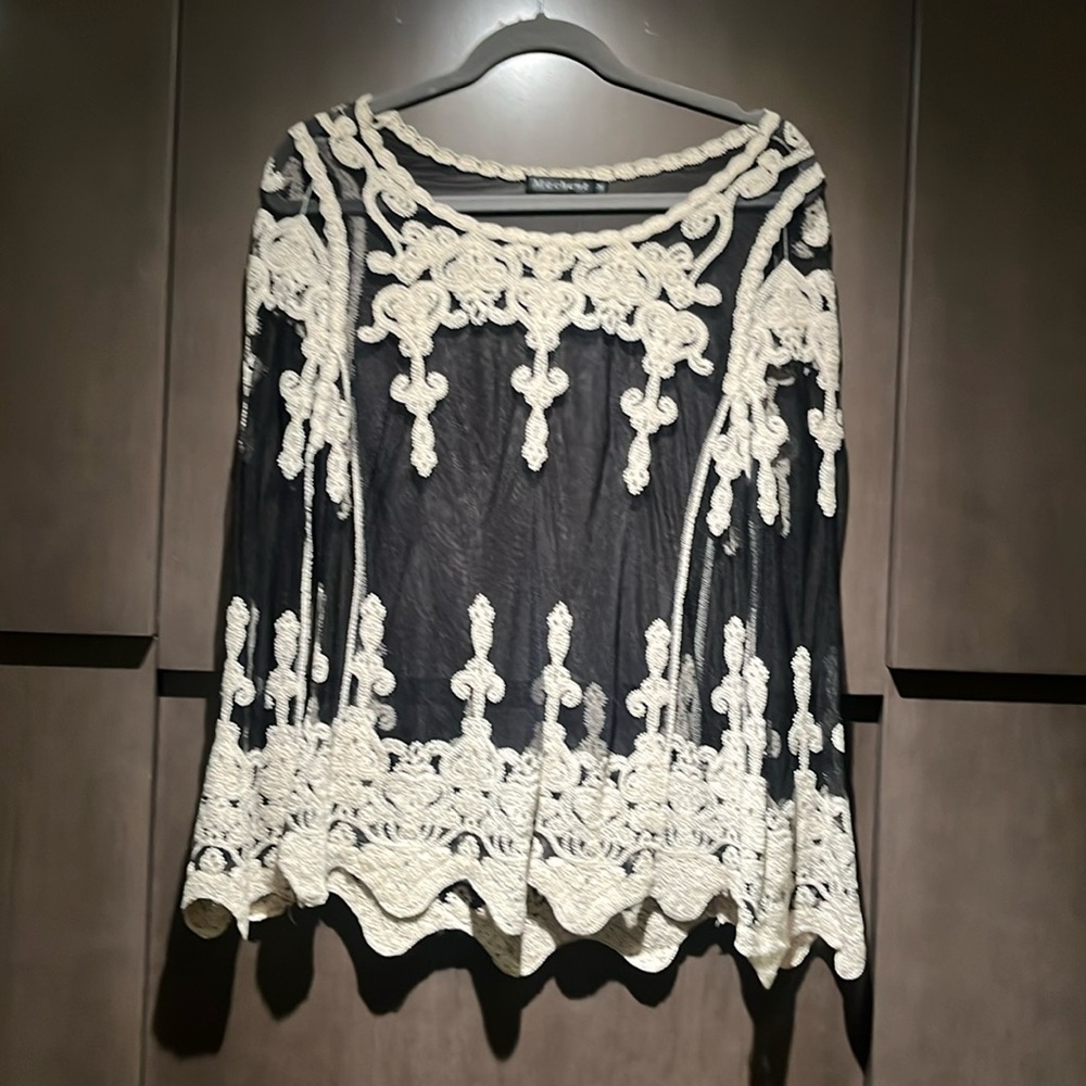 Merchant M Meduim. Lace top!!! Like new. Scalloped trim. 🖤🤍